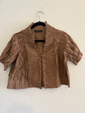 BCBGMaxAzria Brown Textured Short Sleeve Blouse with Pleated Front